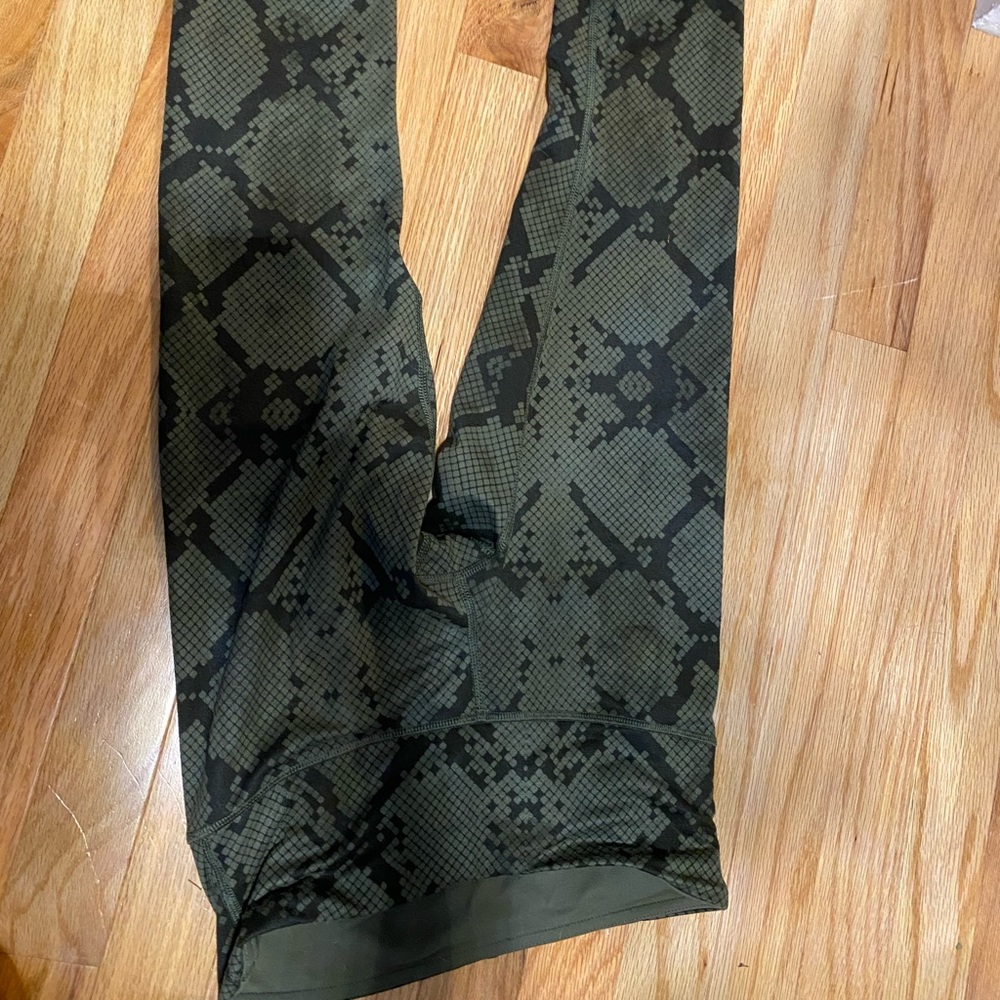 Lululemon green snake print cropped leggings